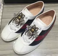 baskets paire de chaussures gucci femmes small bee buckle tie white